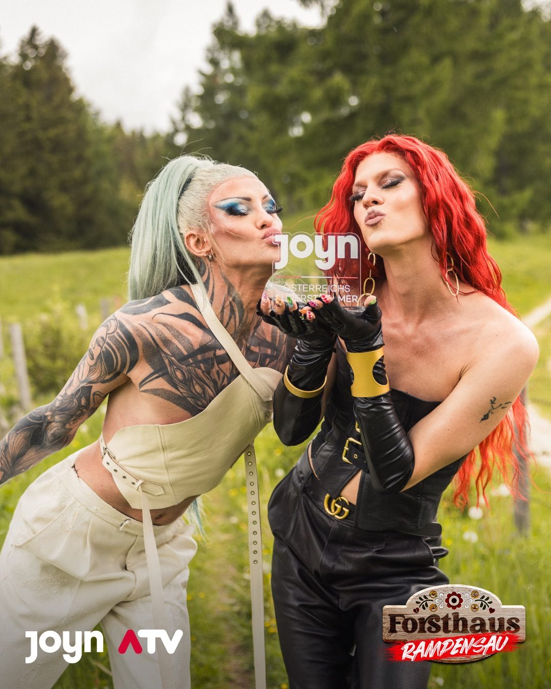 Philisha Conditioner und Shira werfen eine Kusshand – offizielles Foto zu Forsthaus Rampensau
